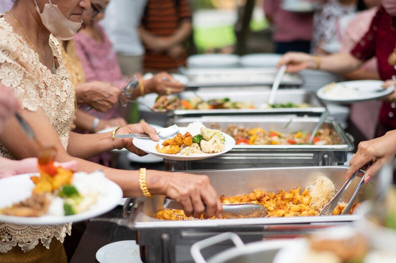 scooping-food-catering-dinner-time_41969-17924_medium
